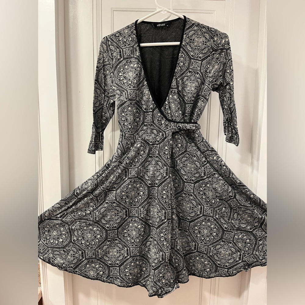 Black and white geometric pattern wrap dress w/POCKETS, S(4)